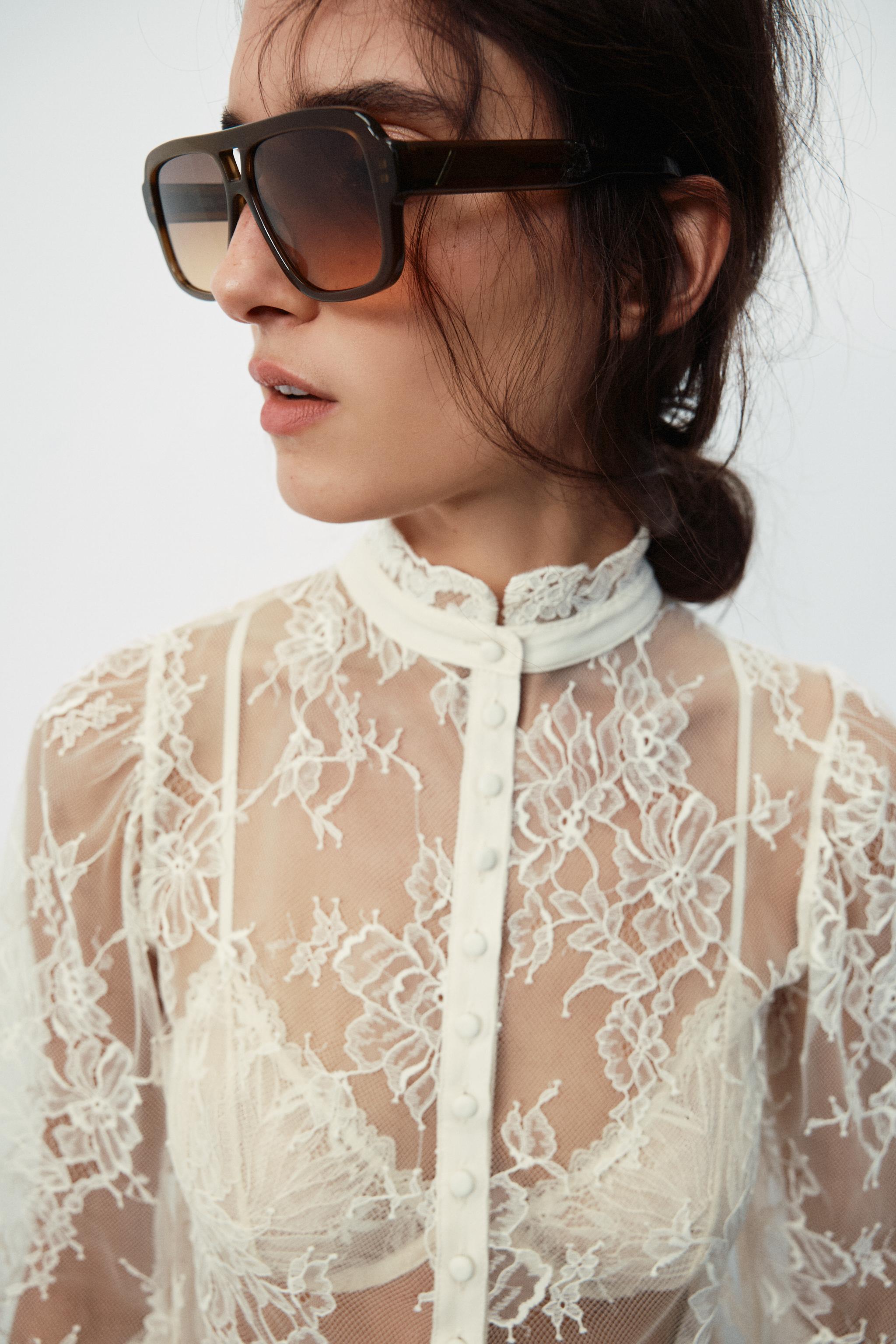 TOP EN DENTELLE À BOUTONS